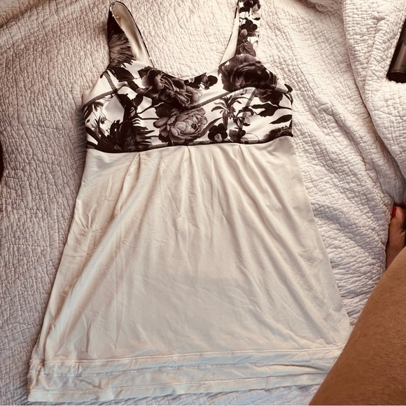 Lululemon black white brisk bloom floral tame me tank with drawstring waist Sz 6 - Picture 13 of 16